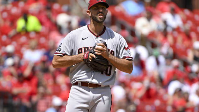 Madison Bumgarner exchanges words with Willson Contreras in St. Louis